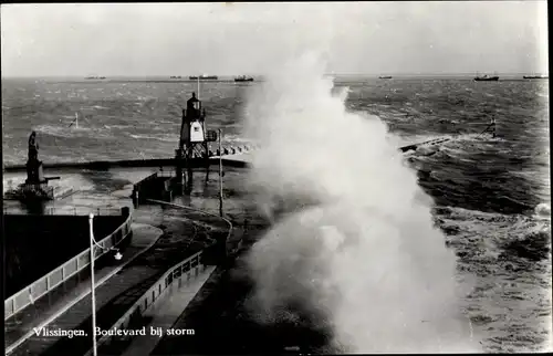 Ak Vlissingen Zeeland Niederlande, Boulevard bij storm, Leuchtturm