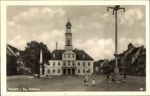 Ak Rochlitz an der Mulde, Rathaus, Denkmal, Frau mit Kind