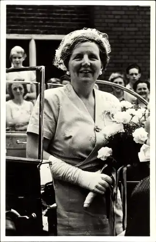 Ak Niederländisches Königshaus, Königin Juliana, Blumenstrauß