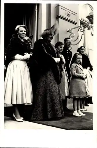 Ak Niederländisches Königshaus, Königin Juliana mit Familie
