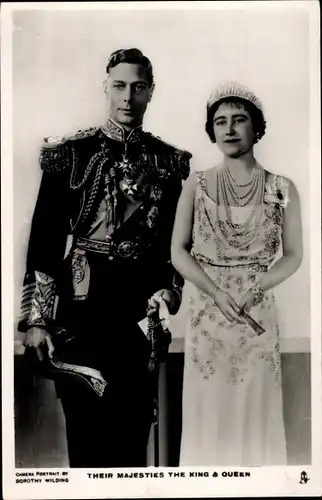 Ak King George VI and Queen Elizabeth, Adel Großbritannien, Portrait, Uniform, Orden
