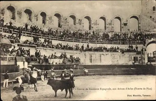 Ak Stierkampf, Course de Taureaux Espagnole, aux Arenes d'Arles