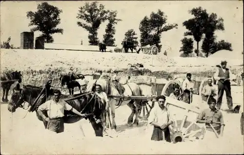 Foto Ak Pferdefuhrwerke, Männer mit Schaufeln