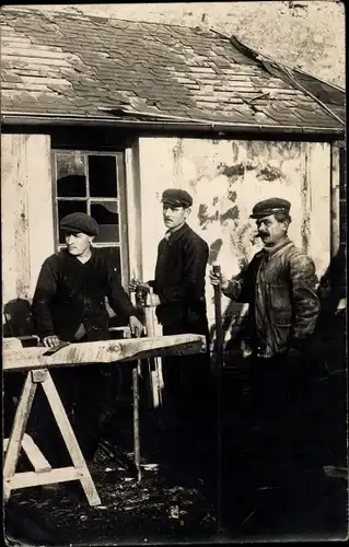 Foto Ak Drei Männer vor einem Haus, Schreiner ?