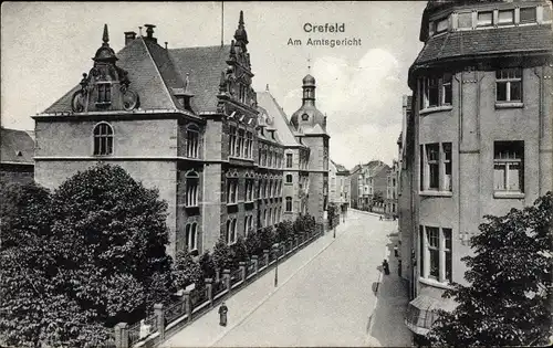 Ak Krefeld am Niederrhein, Straßenpartie am Amtsgericht, Glockenturm, Fassade