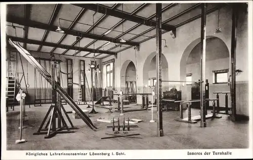 Ak Lwówek Śląski Löwenberg Schlesien, Königliches Lehrerinnenseminar, Inneres der Turnhalle