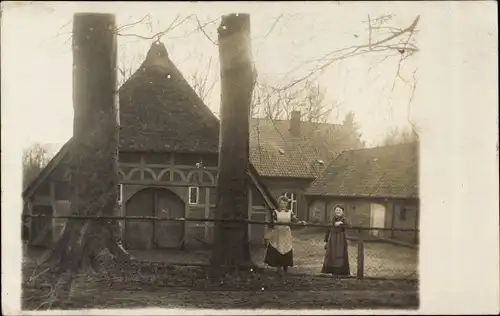 Foto Ak Hittfeld Seevetal in Niedersachsen, Zwei Frauen vor einem Bauernhof