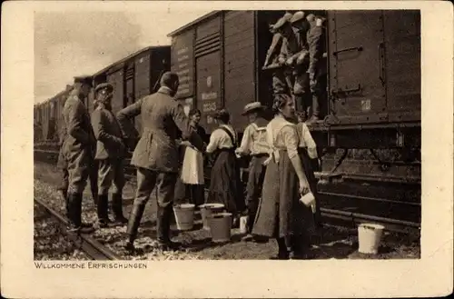 Ak Willkommene Erfrischungen, deutsche Soldaten in einem Güterabteil, Frauen bringen Wasser, I WK