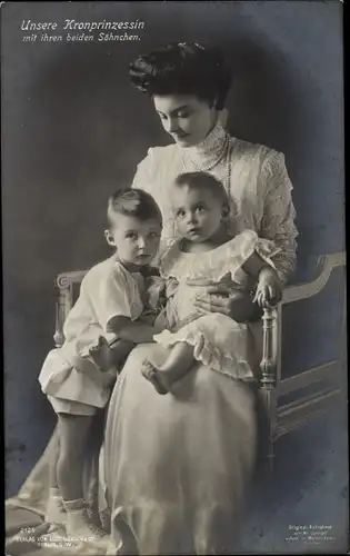 Ak Unsere Kronprinzessin mit ihren beiden Söhnen, Portrait