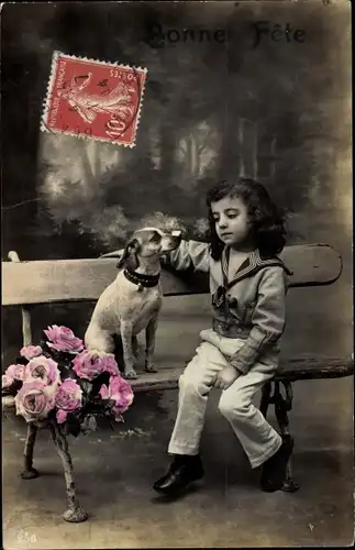 Ak Glückwunsch, Bonne Fete, Junge im Matrosenanzug mit Hund auf einer Bank