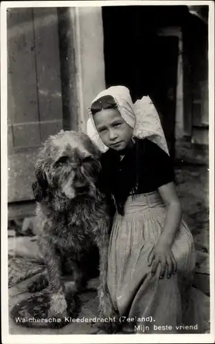 Ak Zeeland, Walchersche Kleederdracht, Mädchen in Volkstracht mit Hund