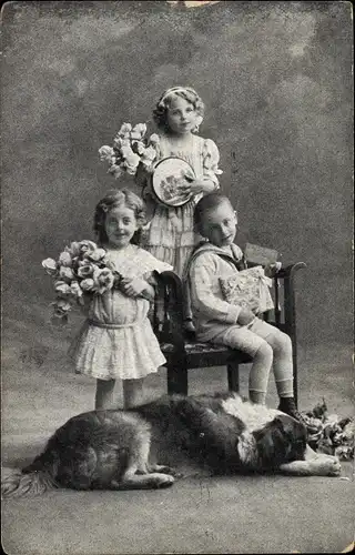 Ak Kinder mit Blumen und Geschenken, Bernhardiner