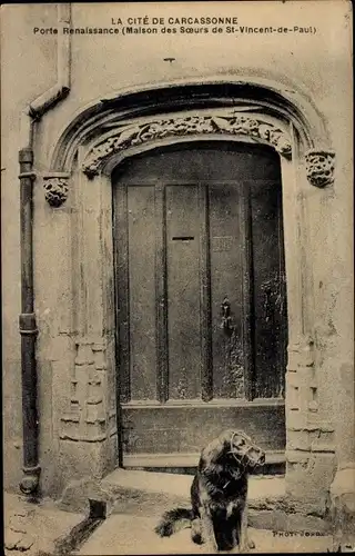 Ak Carcassonne Aude, Porte Renaissance, Maison des Soeurs de St. Vincent de Paul, Hund mit Maulkorb