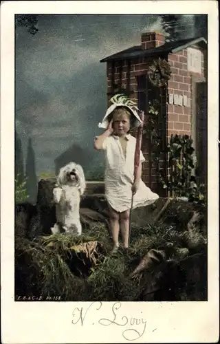 Ak Kind im Nachthemd, salutierend, Hund macht Männchen