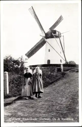 Ak Zeeland Niederlande, Walcherse Klederdracht, Op de wandeling