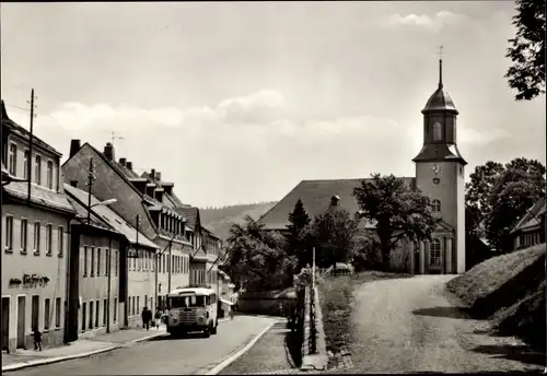 Ak Grünhain Beierfeld im Erzgebirge Sachsen, Partie an der Kirche, Bus