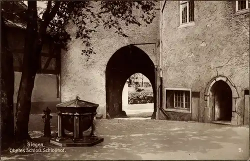 Ak Siegen in Westfalen, Oberes Schloss, Schlosshof