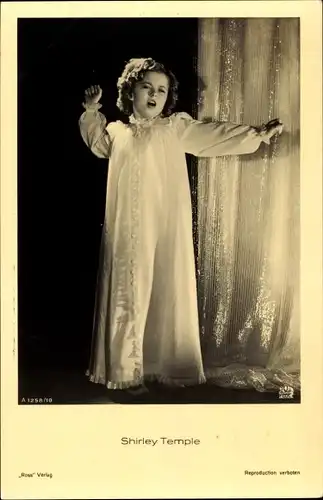 Ak Schauspielerin Shirley Temple, Portrait im Nachthemd