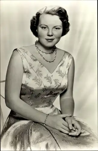 Ak Niederländisches Königshaus, Prinzessin Beatrix, Portrait, Kleid, Halskette
