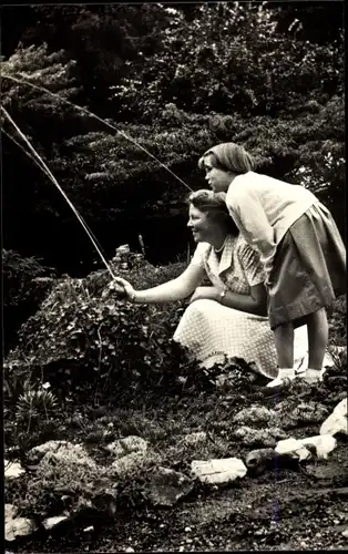 Ak Niederländisches Königshaus, Prinzessinnen Beatrix und Marijke beim Angeln