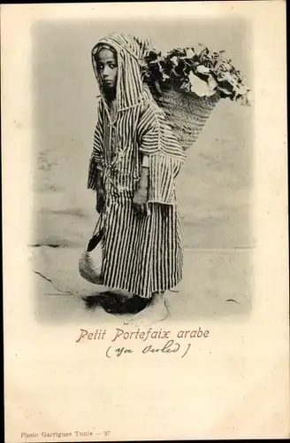 Ak Tunis, Petit Portefaix arabe, Kind mit Kiepe auf dem Rücken