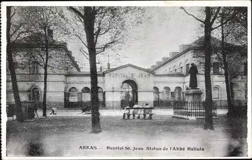 Künstler Ak Arras Pas de Calais, Hospital St. Jean Statue de l'Abbé Halluin