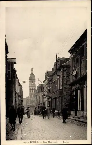 Ak Ernée Mayenne, Rue Nationale et l'Église