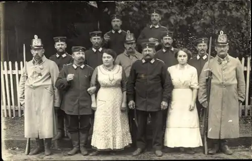 Foto Ak Deutsche Soldaten in Uniformen mit zwei Frauen, Tschako, Gruppenaufnahme