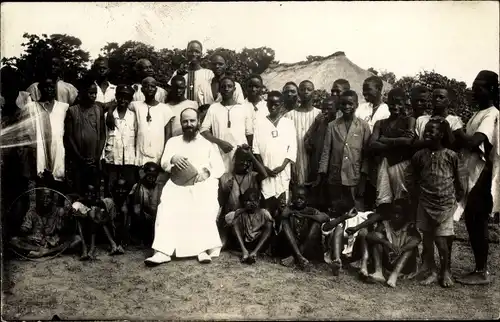 Foto Ak Afrika, Missionar mit Jungen, Gruppenaufnahme 1926