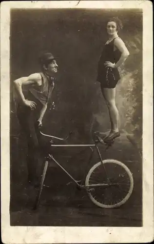 Foto Ak Zwei Artisten auf einem Fahrrad