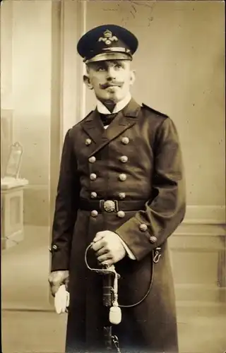 Foto Ak Deutscher Soldat in Uniform, Seemann, Kapitän ?