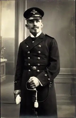 Foto Ak Deutscher Soldat in Uniform, Seemann, Kapitän ?