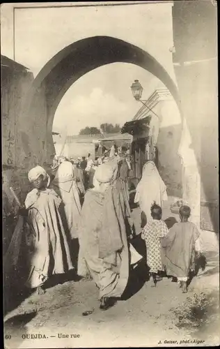 Ak Oudjda Oujda Marokko, Une Rue, Straßenpartie, Marokkaner