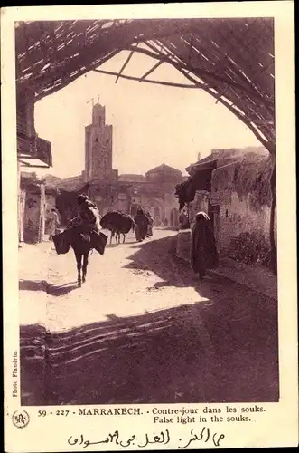 Ak Marrakesch Marokko, Contre jour dans les Souks, Minarett, Einheimische
