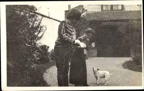 Foto Ak Mann in Husarenuniform, Frau, Hund