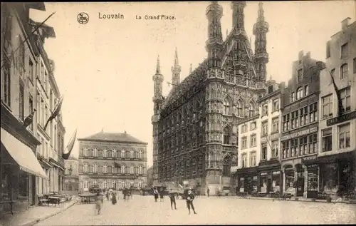 Ak Louvain Leuven Flämisch Brabant, Le Grand Place, Rathaus, Passanten, Geschäfte