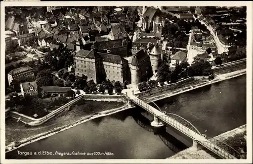 Ak Torgau an der Elbe Nordsachsen, Fliegeraufnahme aus 100 m Höhe, Schloss, Brücke