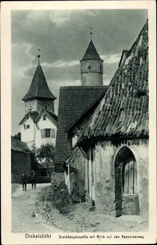Ak Dinkelsbühl in Mittelfranken, Dreikönigskapelle mit Blick auf den Kapuzinerweg