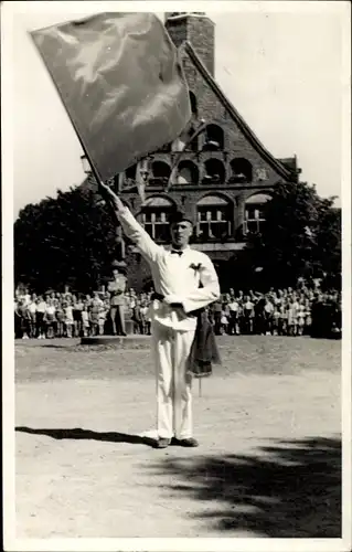 Foto Ak Krempe in Holstein, Fähndelschwenker, Publikum