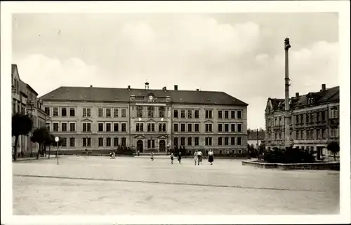 Ak Colditz in Sachsen, Ernst Thälmann Platz m. Schule