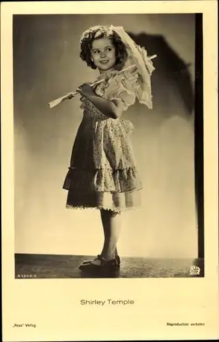 Ak Schauspielerin Shirley Temple, Portrait mit Schirm