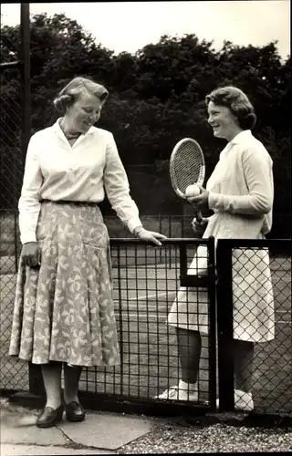 Ak Niederländisches Königshaus, Prinzessinnen Beatrix und Irene beim Tennisspielen