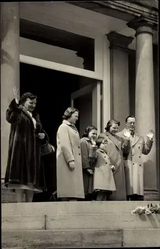 Ak Niederländisches Königshaus, Königin Juliana und Prinz Bernhard mit Töchtern