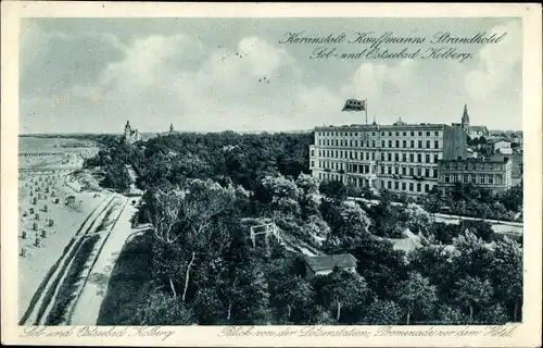 Ak Kołobrzeg Kolberg Pommern, Blick von der Lotsenstation auf die Promenade und zum Strandhotel