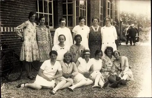 Foto Ak Eexta Groningen, Straßenpartie, 25 jarig bestaan der Chr. School, 1931, Frauen, Gruppenbild