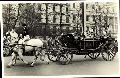 Foto Ak King George VI and Queen Elizabeth, Kutsche