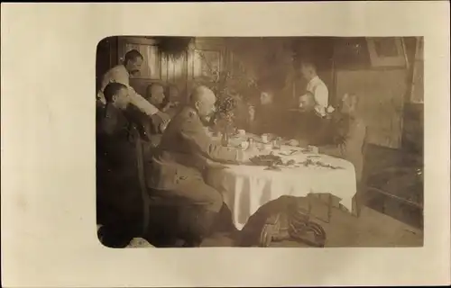Foto Ak Deutsche Offiziere in Uniform, Beim Kaffee zum Abschied von Lt. Vincke, 1915