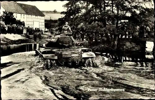 Ak Deutsche Bundeswehr, Panzer bei einer Flussdurchquerung