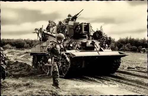 Ak Deutsche Bundeswehr, Bergungspanzer auf dem Marsch