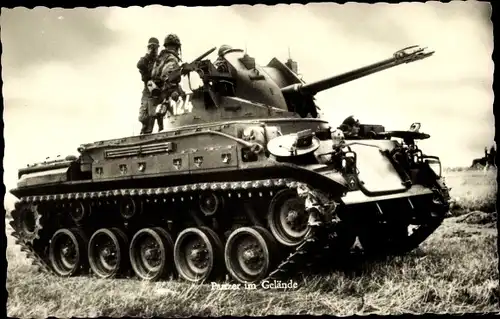 Ak Deutsche Bundeswehr, Panzer im Gelände
